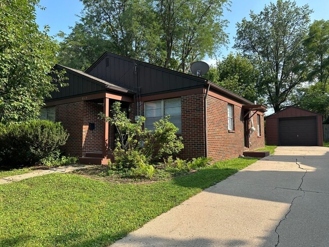 Building Photo - 819 Rider St