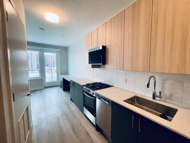 Photo - 672 N May St