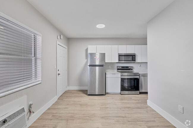 1 habitación, 1 baño - 550 pies cuadrados - Sala de estar - 1315 NE Miami Court