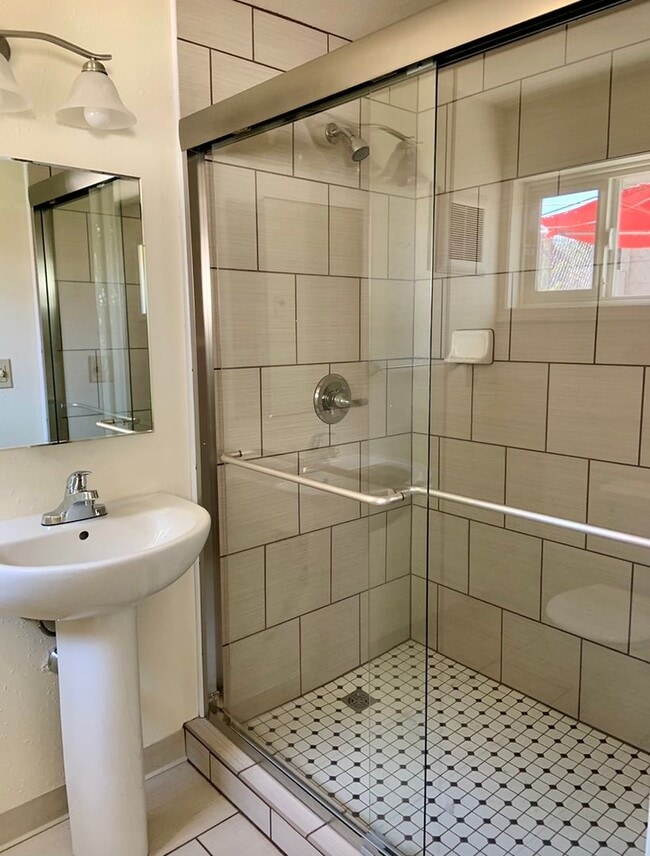 Awesome studio apt downtown with full kitc... - Awesome studio apt downtown with full kitc...