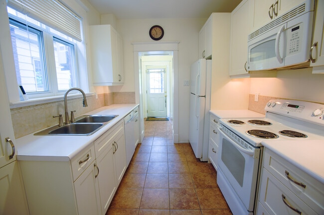 Photo - 49 Hillsdale Ave W