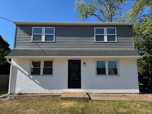 Front view - 534 Kalmia St Unit B