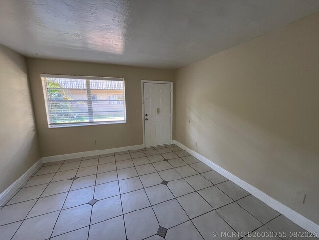 Building Photo - 1370 NE 119th St Unit 137008