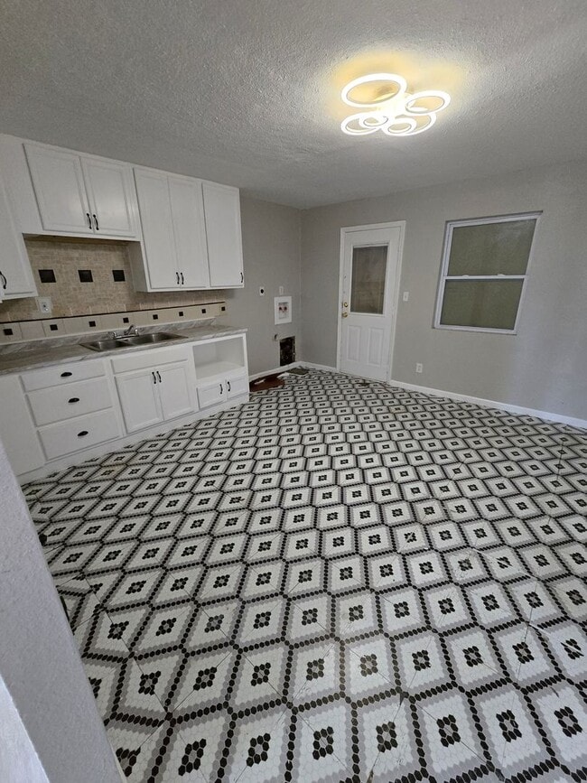 Photo - LIMITED TIME**NO APPLICATION FEE**1/2 OFF DEPOSIT**