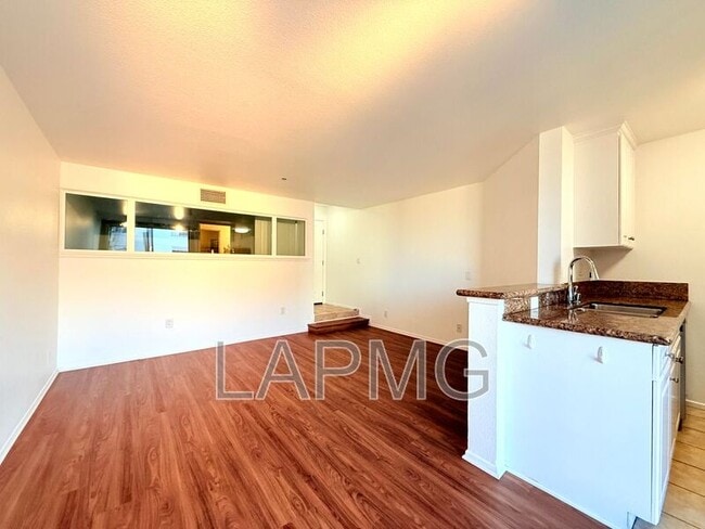 Photo - 7320 Hawthorn Ave