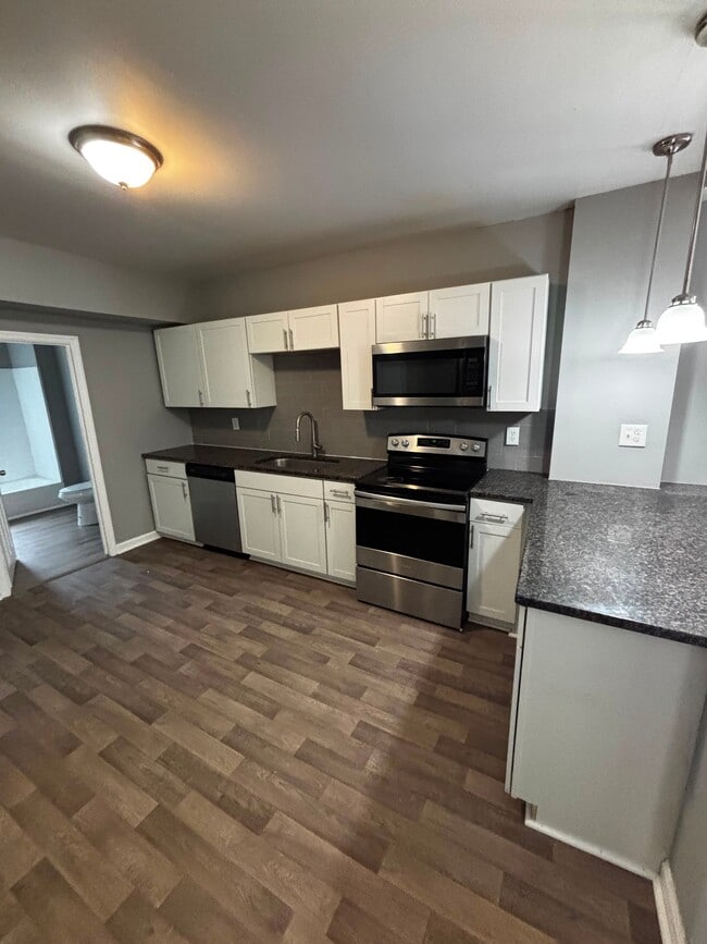 27 N Lake Ave Unit 2