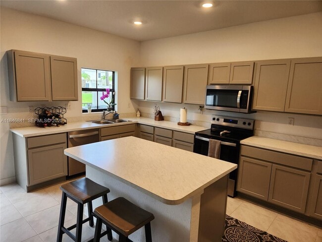 Photo - 880 NW 3rd Way