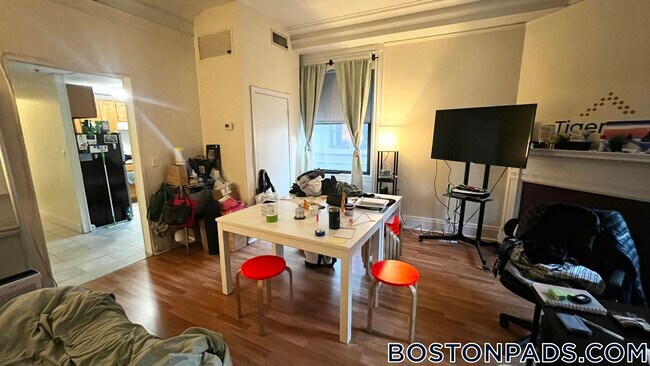 Building Photo - 62 Boylston St