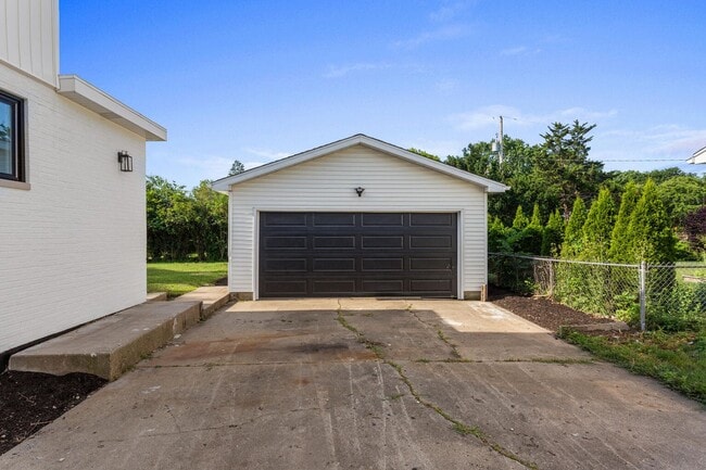 Photo - Four bedroom executive rental available no...