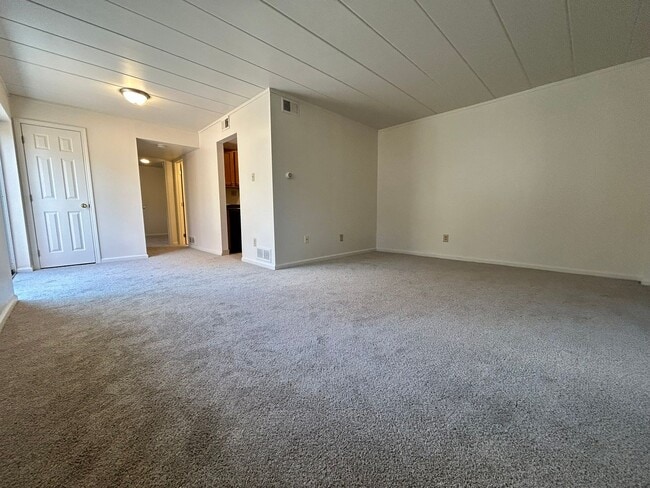 Photo - Four Seasons Apartments