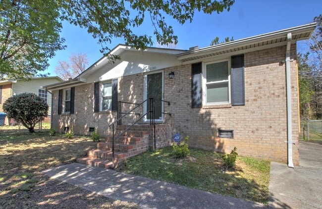 Building Photo - Available late August! Adorable + updated 3 bedroom home with fenced yard, 10 minutes from Downto...