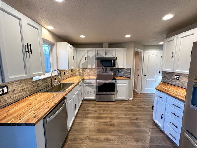 Photo - Charming Keizer Home-Coming First week of February