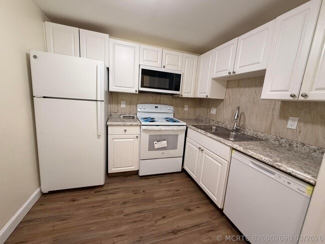 Building Photo - 1505 Crescent Cir Unit B21