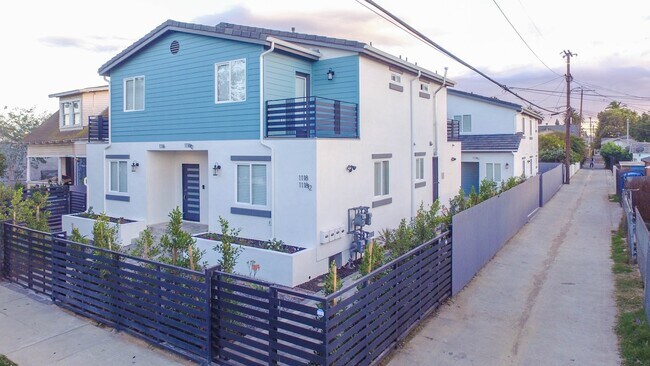 Building Photo - 1118-1118 1/2 W 39th Pl