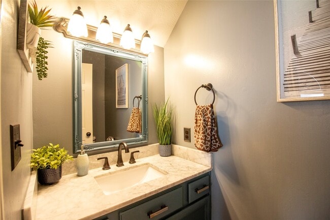 Building Photo - 7911 Hidden Oaks Ln