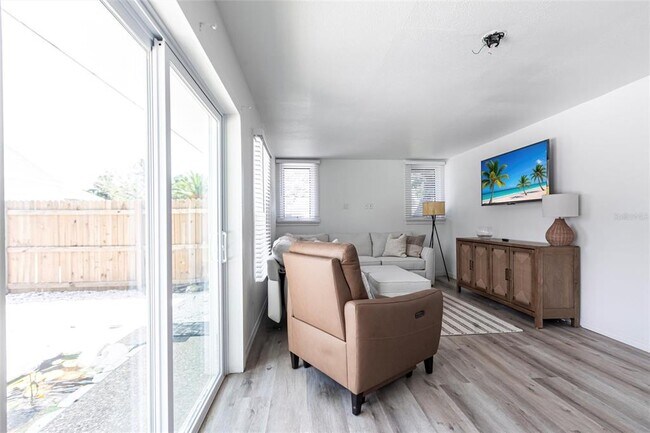 Photo - 640 Broadway St