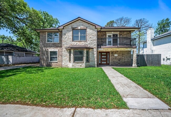 Building Photo - 7711 Antoine Dr