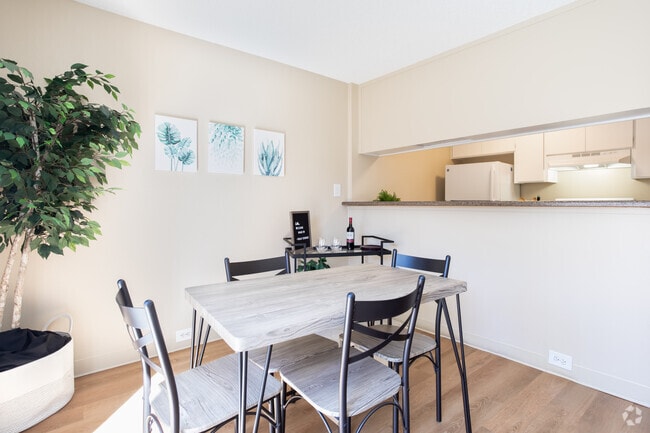 2BR, 2BA - 1016 SqFt