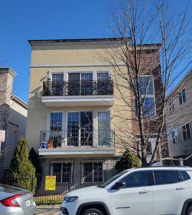 Front of House - 157 Manchester Pl Apartment Unit G