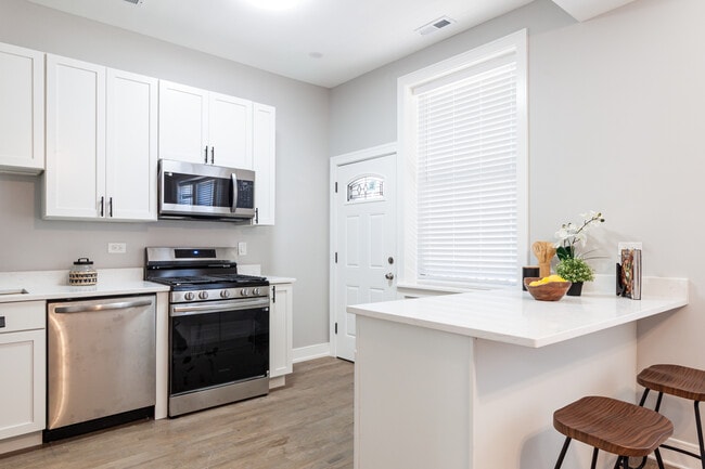 Building Photo - 3830 N Wilton Ave Rental