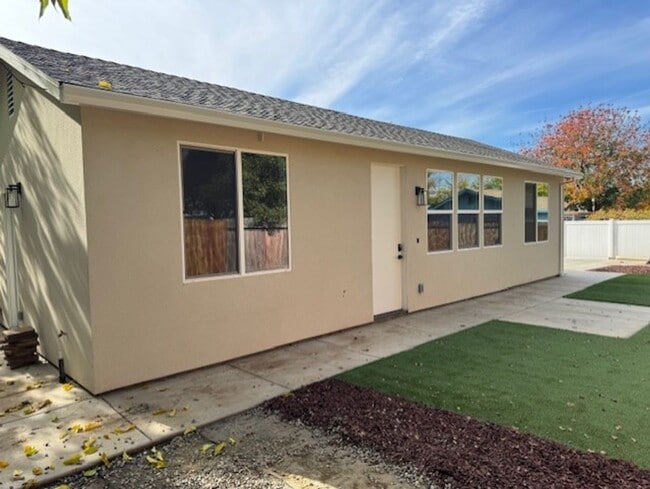 Building Photo - 677 Whyte Ave Unit 677 Whyte Avenue