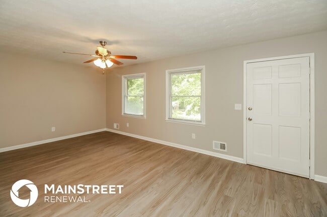 Photo - 218 Lucan Way
