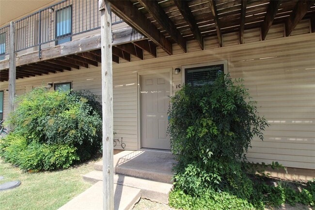 Building Photo - 1901 E Lindsey St Unit 1C Rental