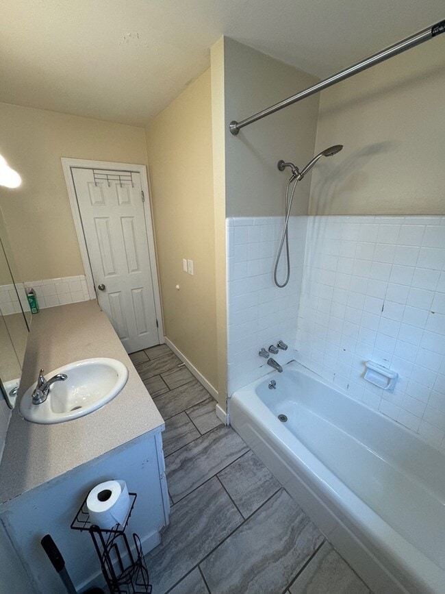 Photo - 2002 Andrew St SE