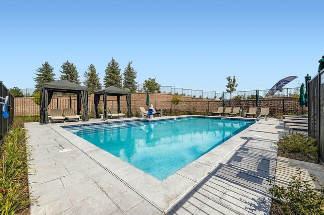 Lennox en la piscina Copperleaf - The Lennox at Copperleaf