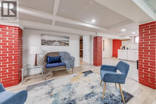 Photo - 961 Ouellette Ave