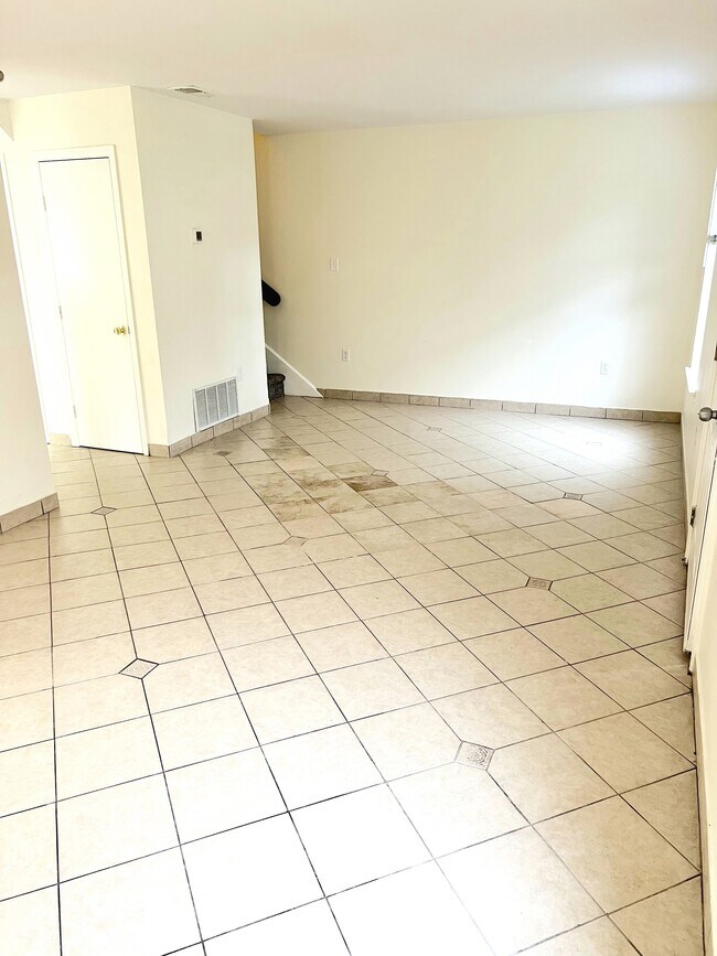 Photo - 123 Hunt Club Ct