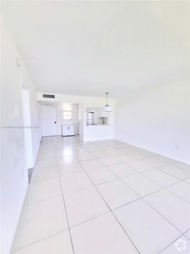 Building Photo - 3010 Marcos Dr Unit R110 Rental