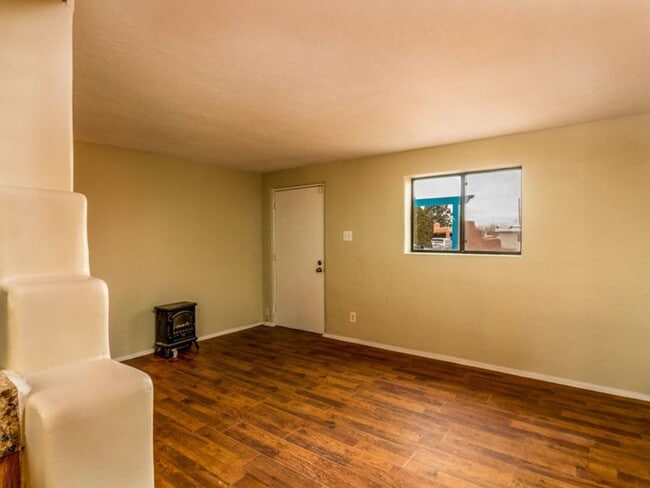 2838 Aliso Dr NE