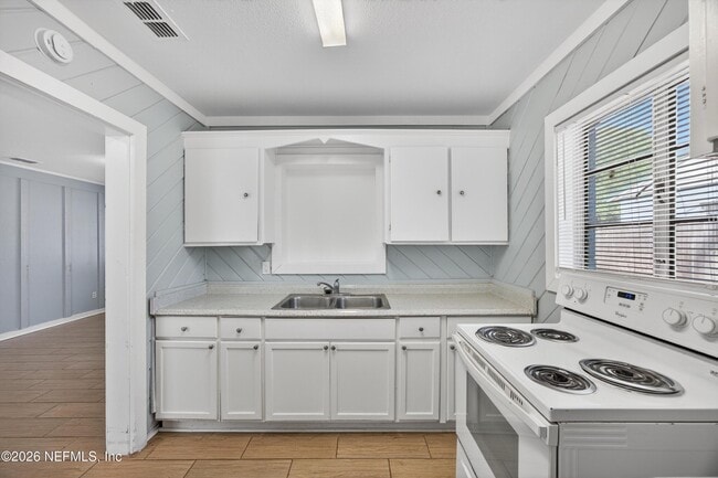 Photo - 2960 W 10th St