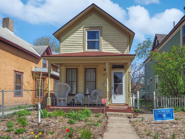 Building Photo - Classic 2-Bedroom Home in Phillips Neighborhood Pets Welcome!