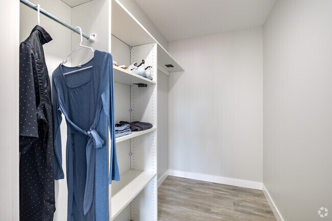 2BR, 2BA - 975SF - East Blue/Gold - Closet - Arvada Court Apartments