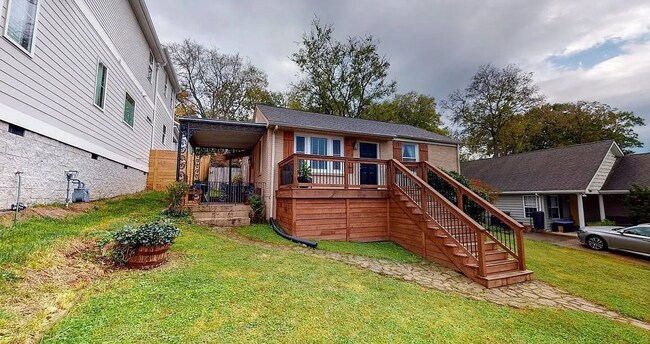 Photo - Available early Jan! 3bd/2bth w/fenced yard