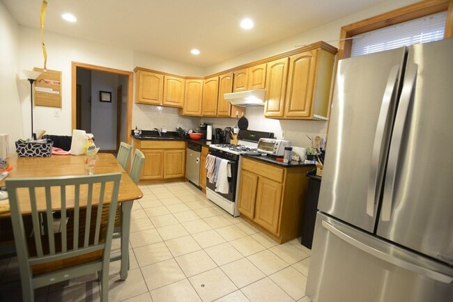 Photo - 5 BED/2 BATH NEAR B.U. & PACKARD'S CORNER