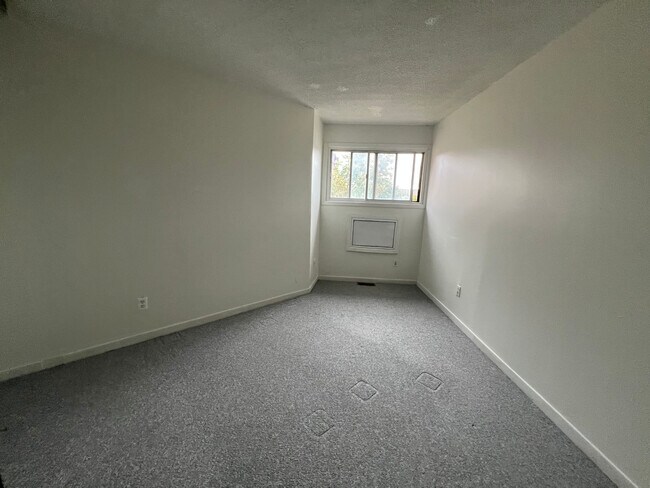 Photo - 2 Bedroom 1 Bath Upper Level Apartment available in Mississauga Unit 177