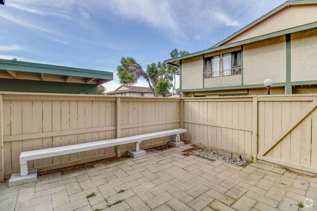 Building Photo - *** LIGHT & BRIGHT 3 BEDROOM 1.5 BATH HOME...