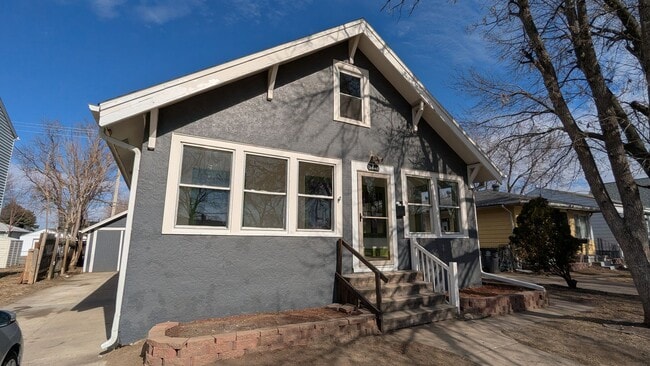 Building Photo - Bonus rooms galore in updated West End home!