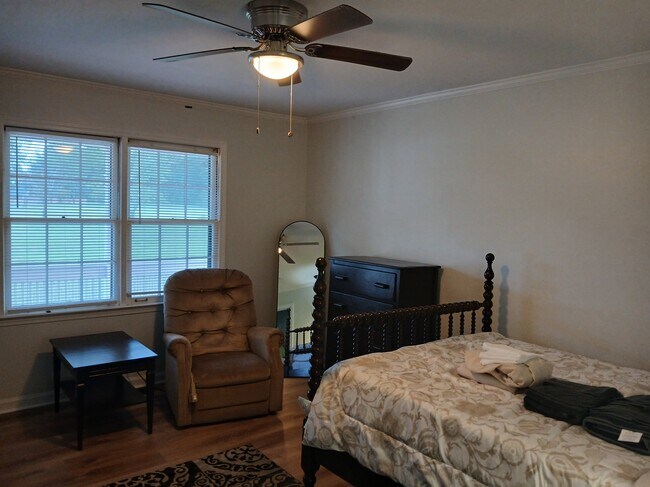 Room C - Table/Recliner/Mirror