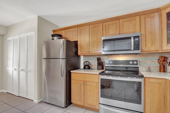 Building Photo - 2916 SW 22nd Cir Unit 202d