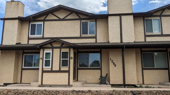 Building Photo - 2 Bed Townhome Available Now!