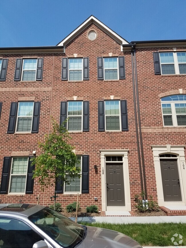 Building Photo - Gorgeous 2 Bedroom Townhome in Oldham Cros...