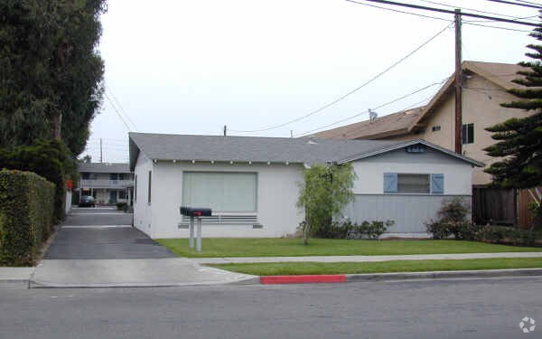 Photo - 240 Avocado St
