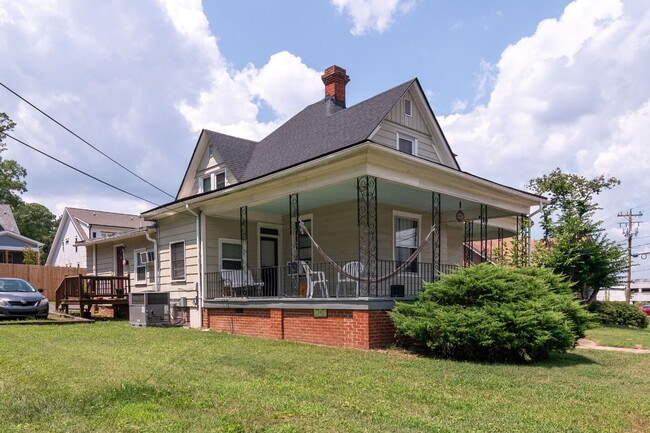 Photo - "Charming 1-Bedroom Apartment in a 4-unit ... Unidad Apt A