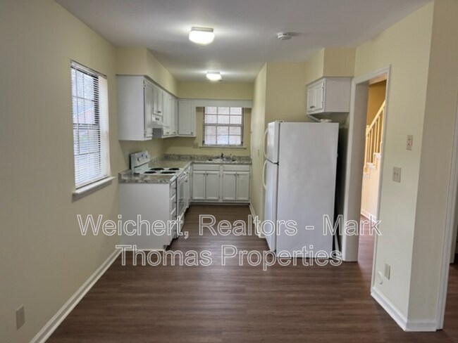 Photo - 215 Bridgefield Pl