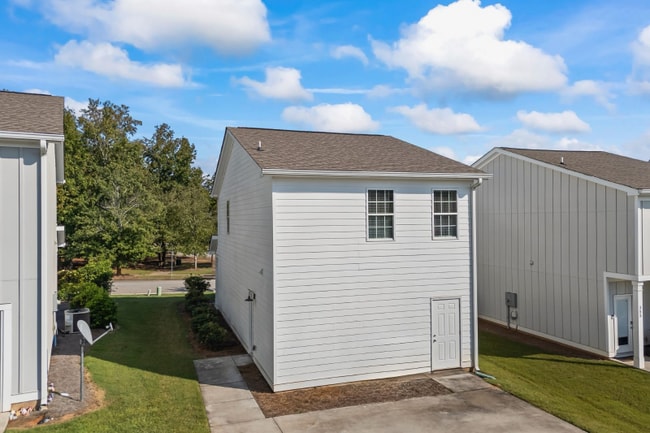 Photo - 365 Lorien Way