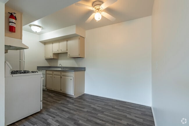 2BR, 1BA - 790SF - Dining Room - Lexington Manor